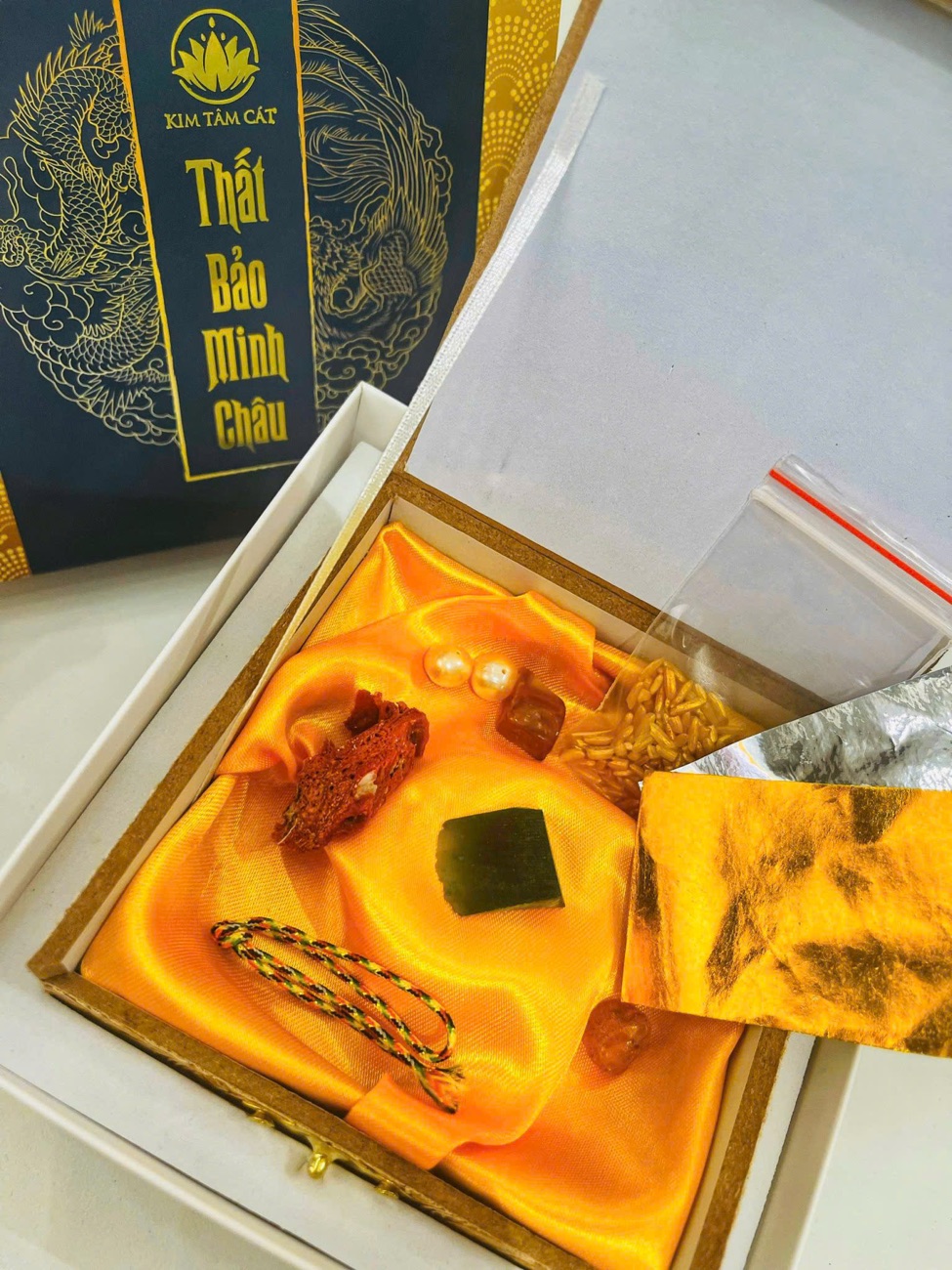 Hộp Thất Bảo Minh Châu mở ra